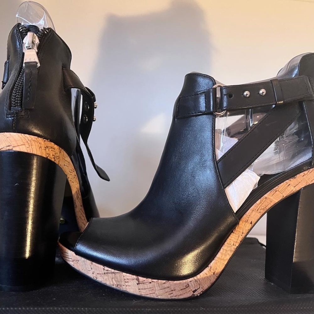 Heels - Picture 3 of 4